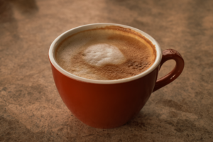 koffie in een rood kopje op een tafel